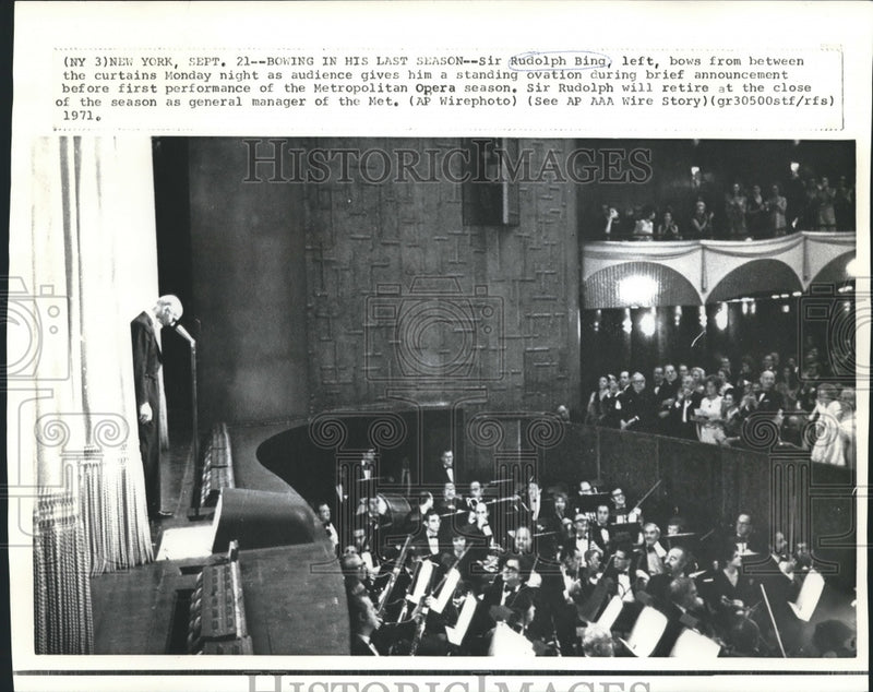 Load image into Gallery viewer, 1971 Press Photo Standing ovation for Rudolf Bing, retires after opera season
