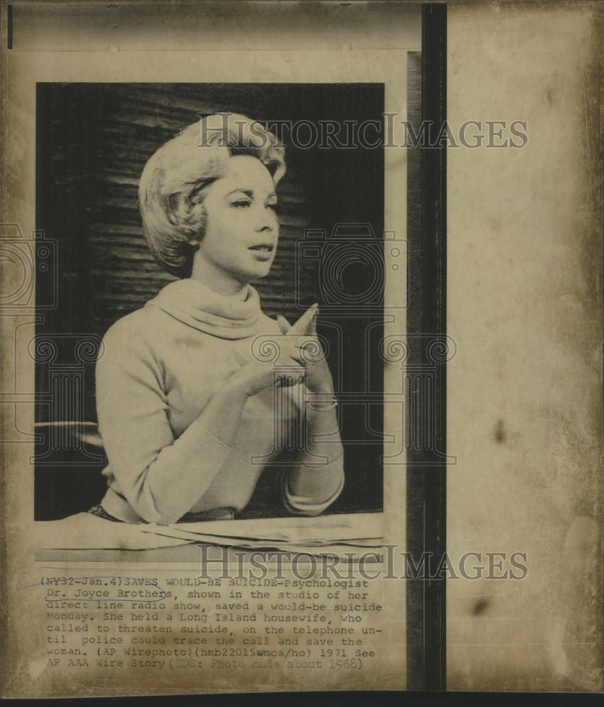 1968 Press Photo Psychologist Dr. Joyce Brothers inside studio of her radio show