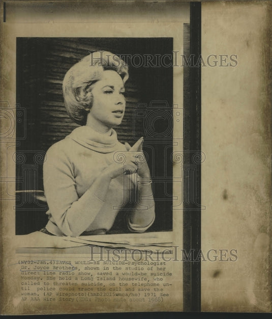 1968 Press Photo Psychologist Dr. Joyce Brothers inside studio of her radio show