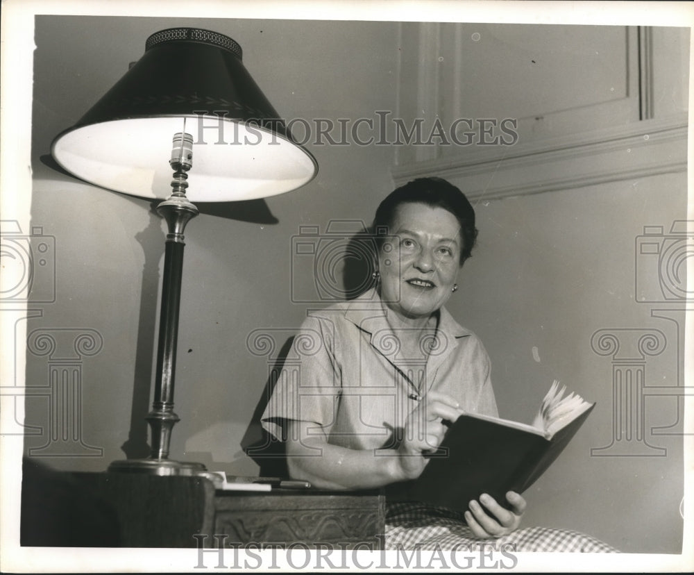 1959 Press Photo Novelist Gwen Bristow reads by lamp - nop09829