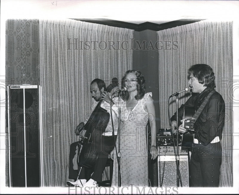 Load image into Gallery viewer, 1972 Press Photo Briley &amp; Branch with Jeff Gilkerson perform at Charlie's Corner
