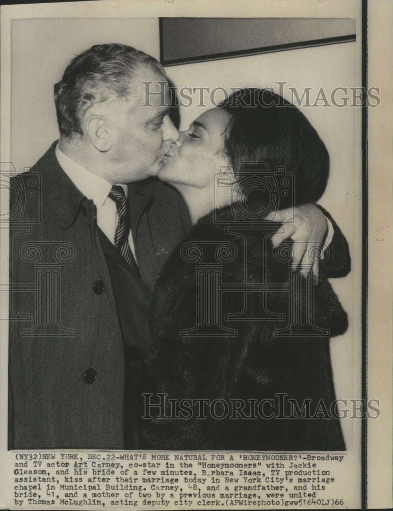 Load image into Gallery viewer, 1966 Press Photo Art Carney kissing his bride Barbara Isaac after their marriage
