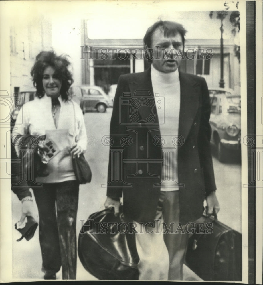 1972 Press Photo Elizabeth Taylor and Richard Burton leaving Rome, Italy