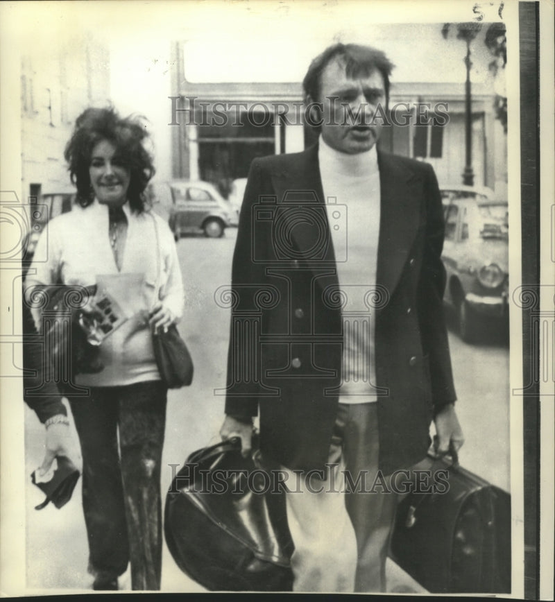 Load image into Gallery viewer, 1972 Press Photo Elizabeth Taylor and Richard Burton leaving Rome, Italy
