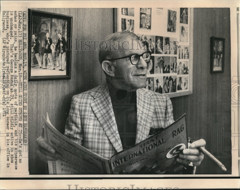 1971 Press Photo George Burns, 75, in his Hollywood office. - nop12743