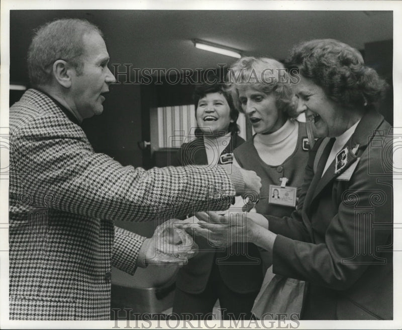 Load image into Gallery viewer, 1976 Press Photo Comedian Red Buttons with his women fans in New Orleans
