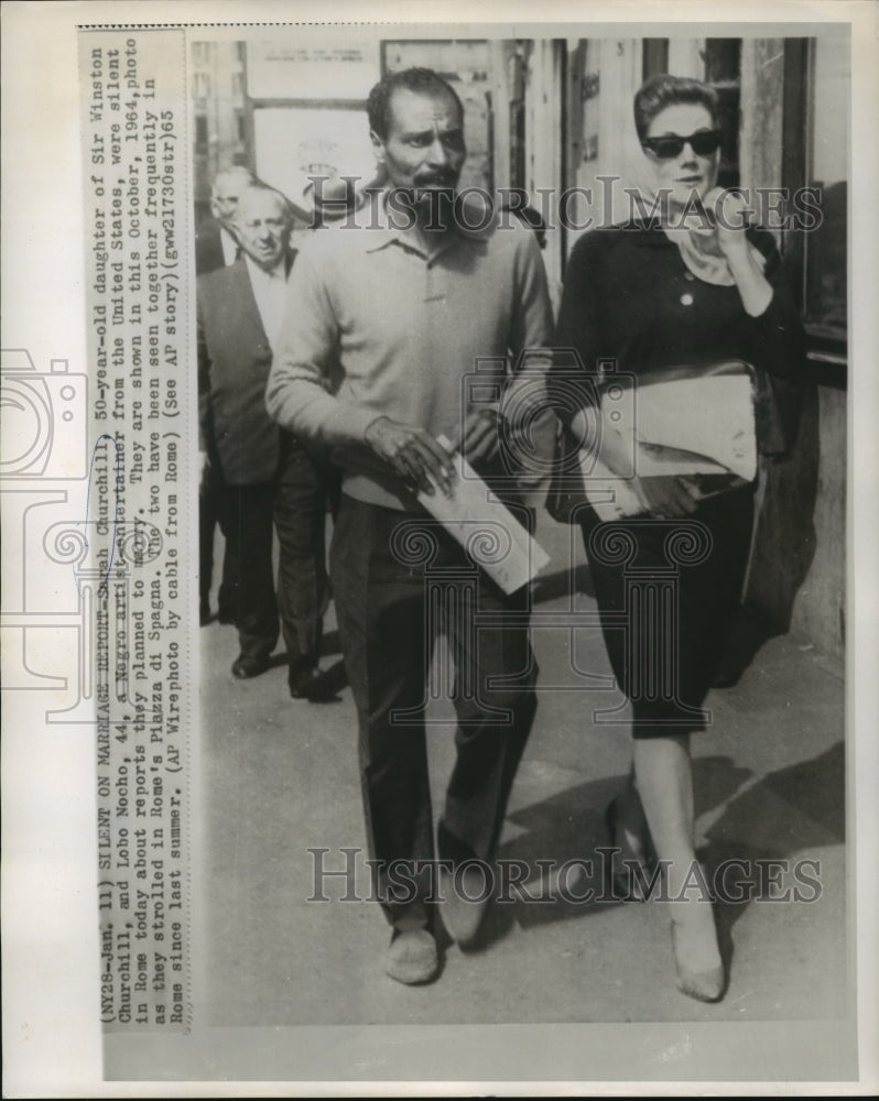 Load image into Gallery viewer, 1965 Press Photo Sarah Churchill and Lobo Nocho stroll Piazza di Spagna.
