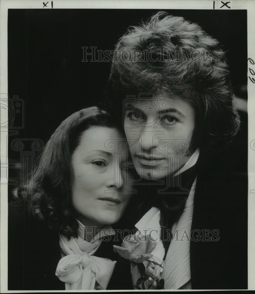 1976 Press Photo Actors Rosemary Harris and George Chakiris. - nop13121