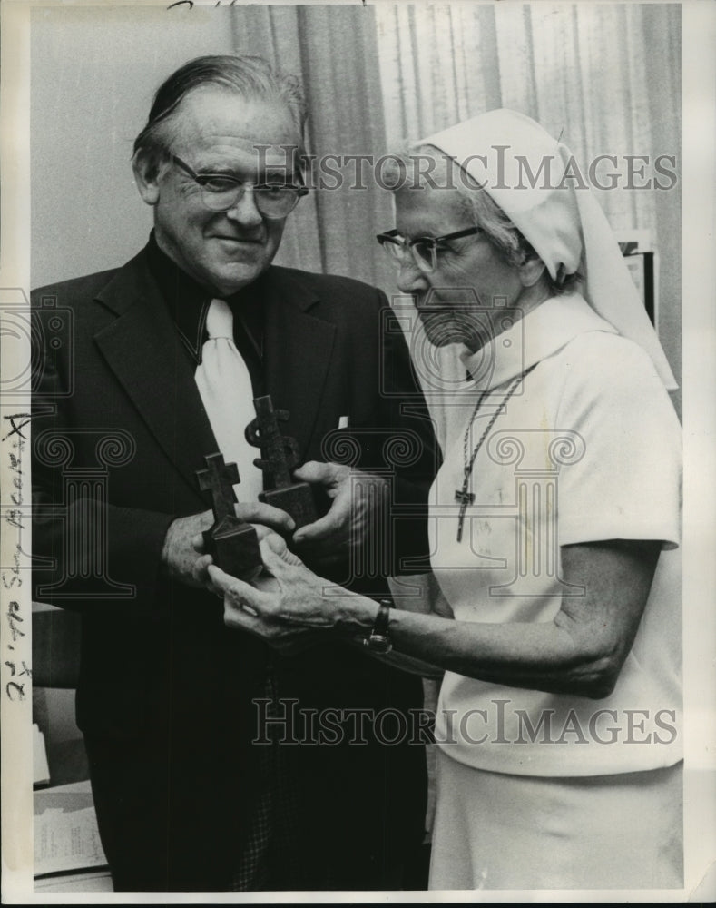 1975 Press Photo John Chase and a &quot;Sister&quot; - nop13181
