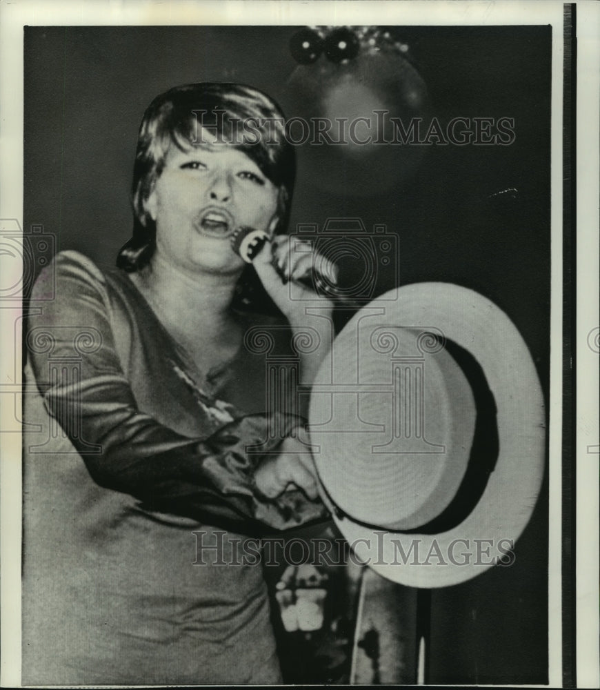 1972 Press Photo Clair Chevalier, performing in Rio de Janerio, Brazil- Historic Images