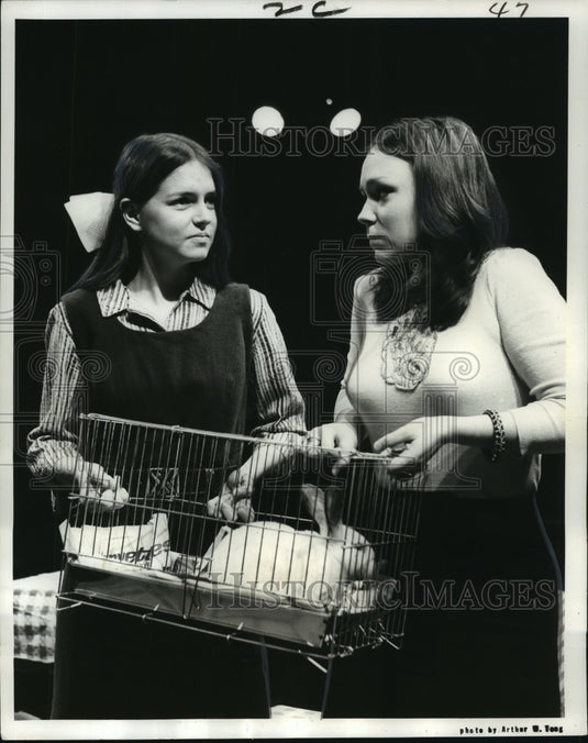 1973 Press Photo Theater Actresses Pam Portwood and Ann Casey Perform In a Play
