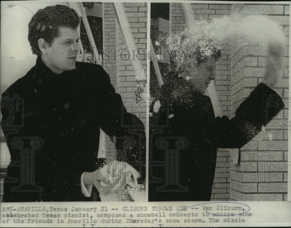 1966 Press Photo Van Cliburn, celebrated Texas pianist, throws a snowball