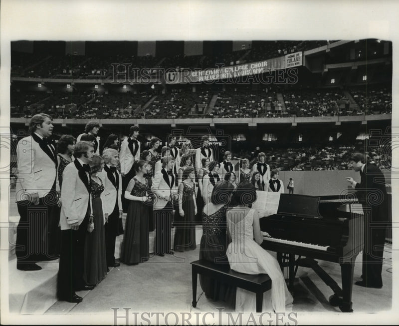 Load image into Gallery viewer, 1975 Press Photo The Centenary College Choir opens Superdome festivities.
