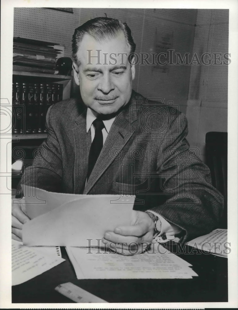 1962 Press Photo Ron Cochran, host of ABC Evening Report. - nop15596
