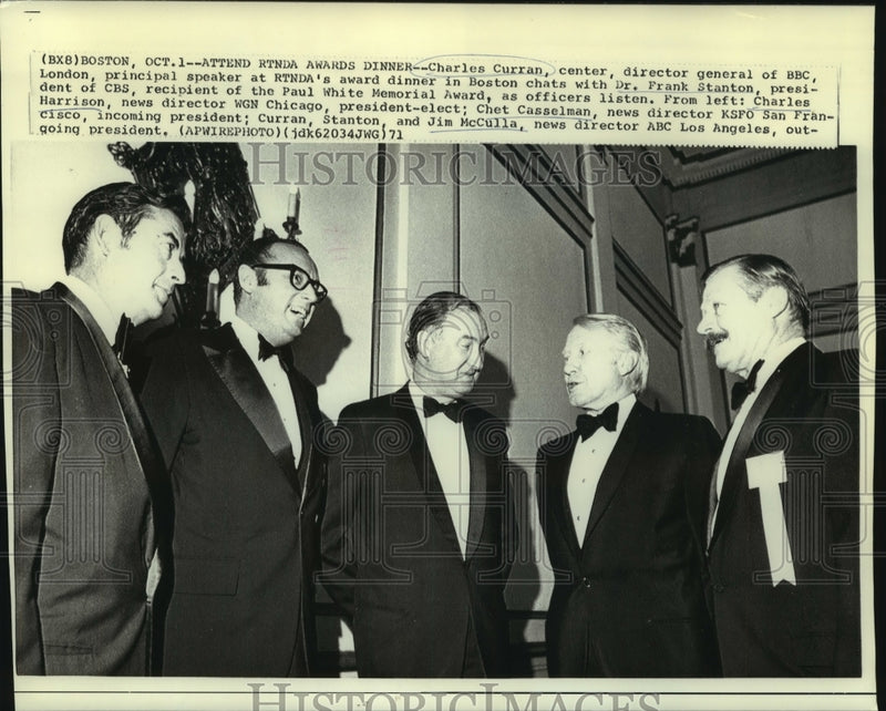 Load image into Gallery viewer, 1971 Press Photo Charles Curran &amp; Dr. Frank Staton chat at RTNDA's award dinner

