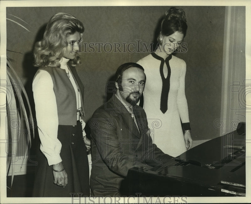 Load image into Gallery viewer, 1971 Press Photo Ronnie Kole performs at the Leukemia Society benefit.
