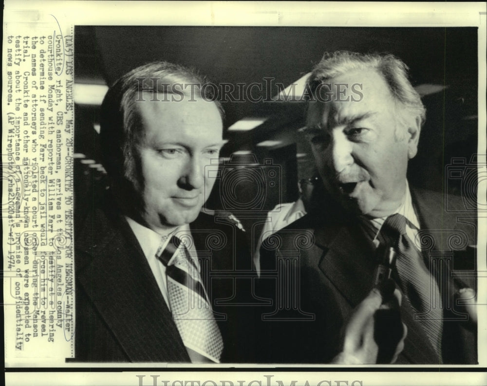 1974 Press Photo Walter Cronkite and William Farr arrive at Los Angeles court.