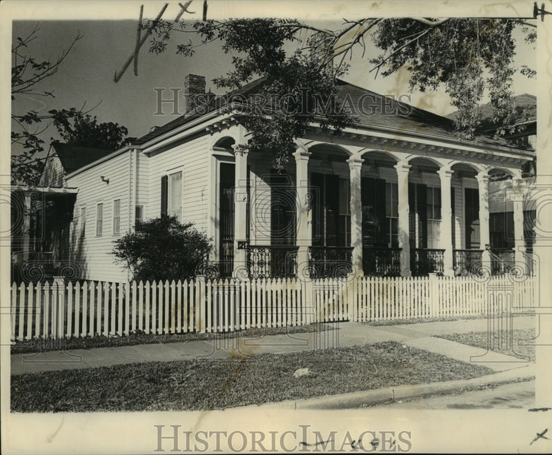 Load image into Gallery viewer, 1965 Press Photo Residence at 1210 Peniston in a bid for state contract.
