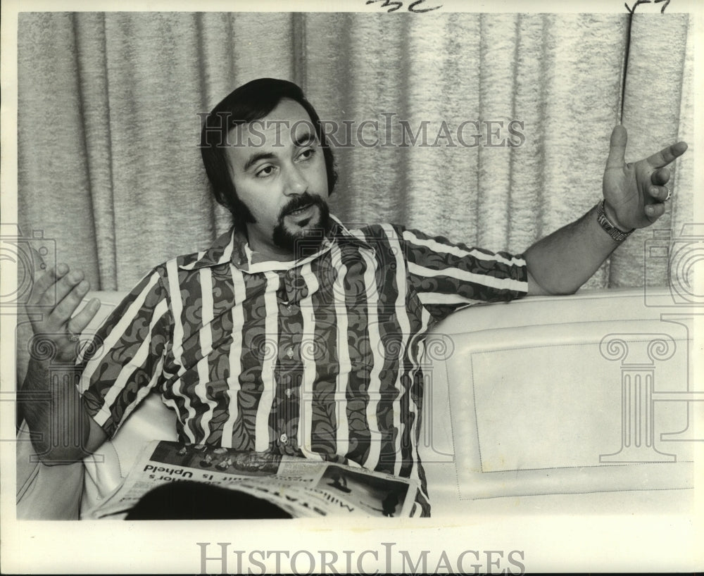 1971 Press Photo Ronnie Kole, pianist and entertainer chatting - nop16312