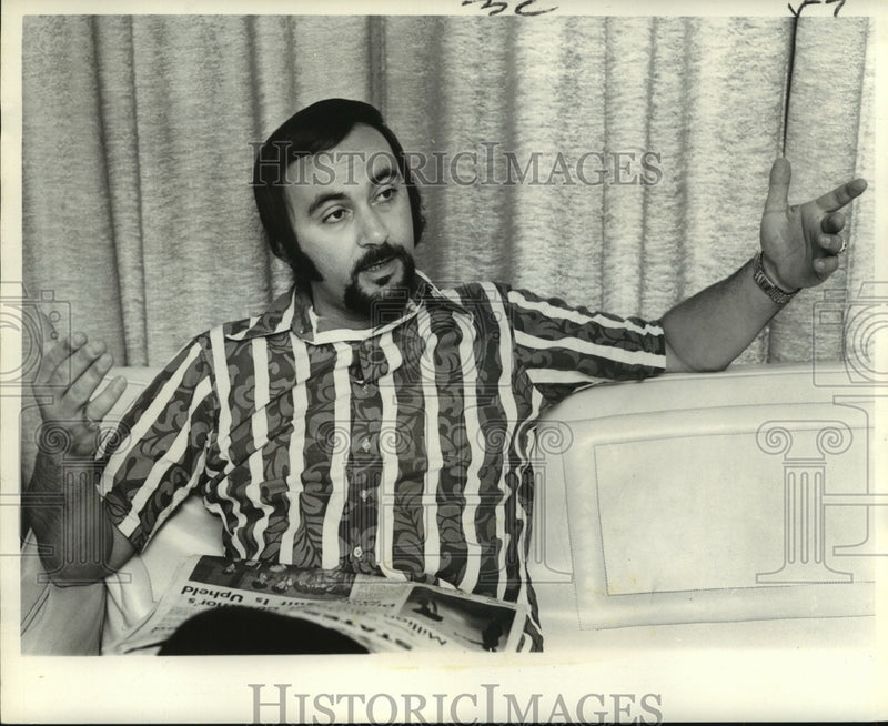 Load image into Gallery viewer, 1971 Press Photo Ronnie Kole, pianist and entertainer chatting - nop16312
