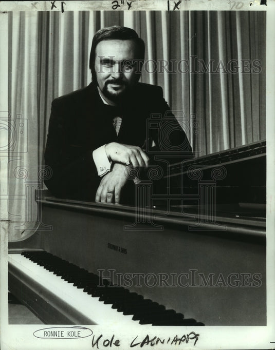 1972 Press Photo Pianist Ronnie Kole Leaning On a Piano - nop16345- Historic Images