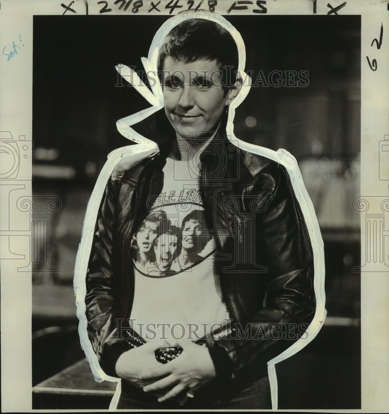 Load image into Gallery viewer, 1977 Press Photo Dan Millham host of "Rock Follies," featuring Julie Covington
