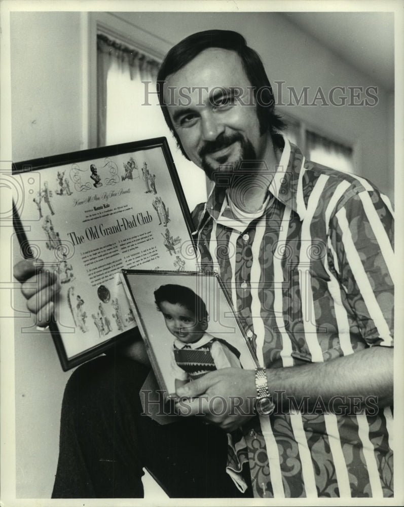 Load image into Gallery viewer, 1971 Press Photo Ronnie Kole, pianist, holding up pictures - nop16641
