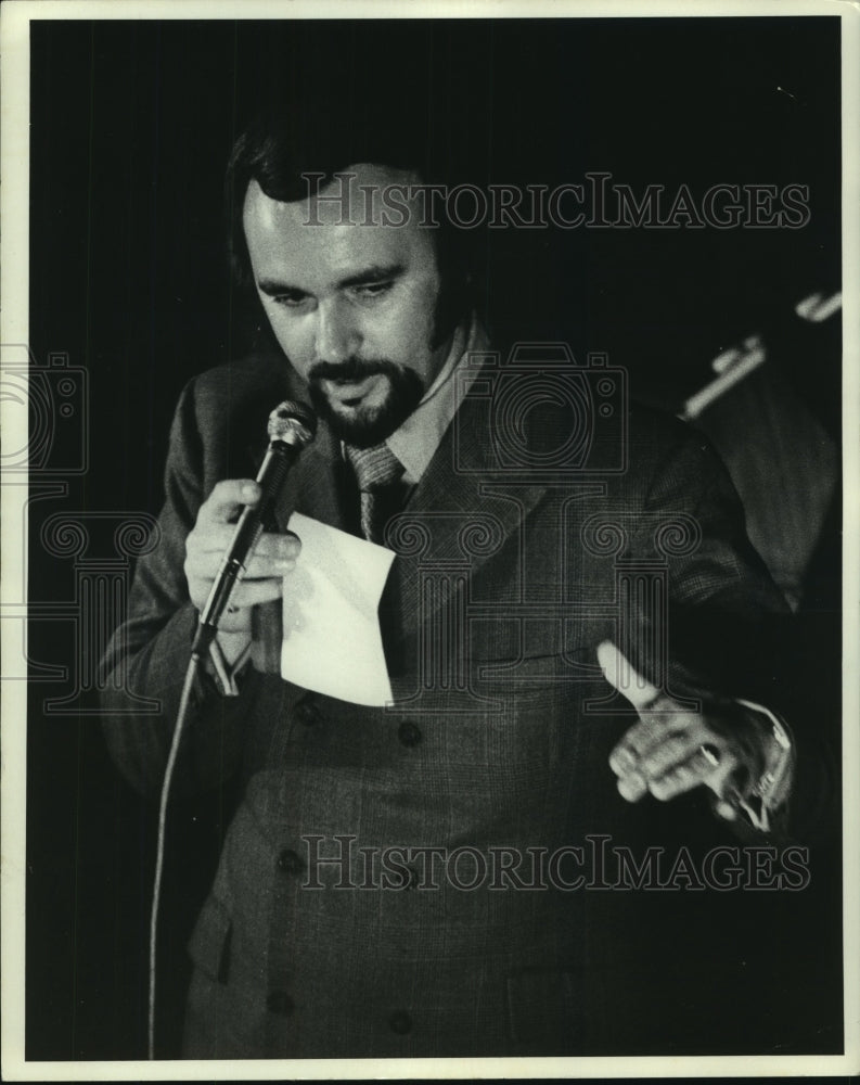 Load image into Gallery viewer, 1971 Press Photo Ronnie Kole, Pianist, talking into a microphone - nop16644
