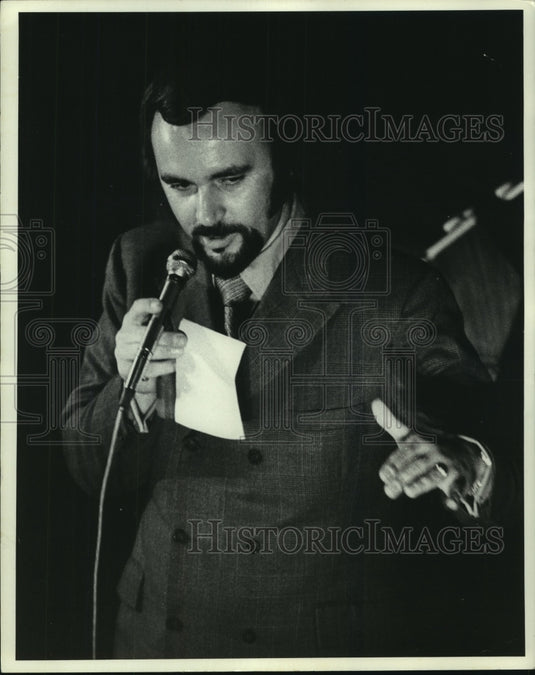 1971 Press Photo Ronnie Kole, Pianist, talking into a microphone - nop16644