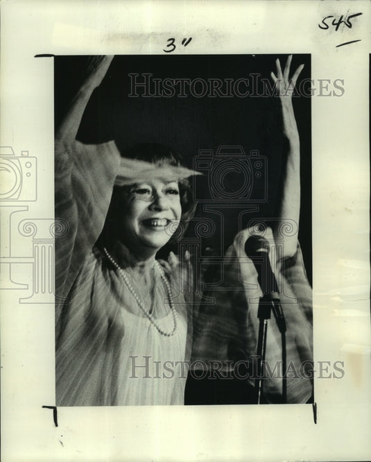 1977 Press Photo Comedian Imogene Coca Performing At Fairmont Blue Room- Historic Images