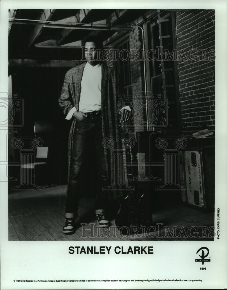 1988 Press Photo Stanley Clarke, musician, standing with his guitar - nop17073- Historic Images