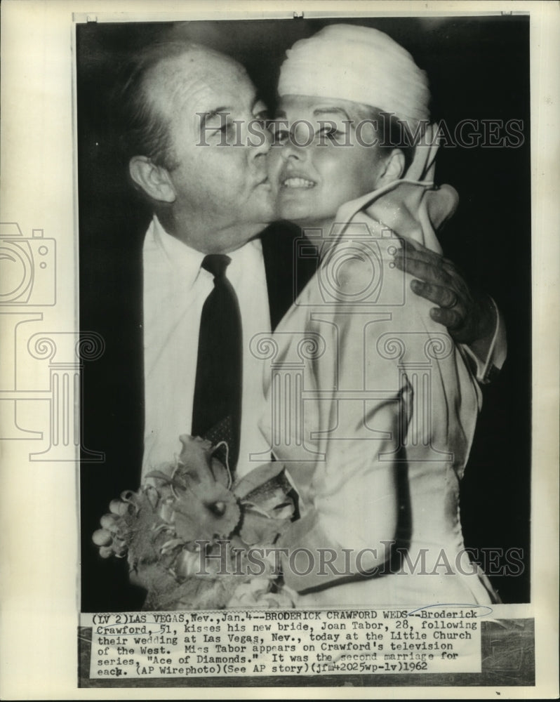 Load image into Gallery viewer, 1962 Press Photo Broderick Crawford kissed his bride Joan Tabor, Las Vegas

