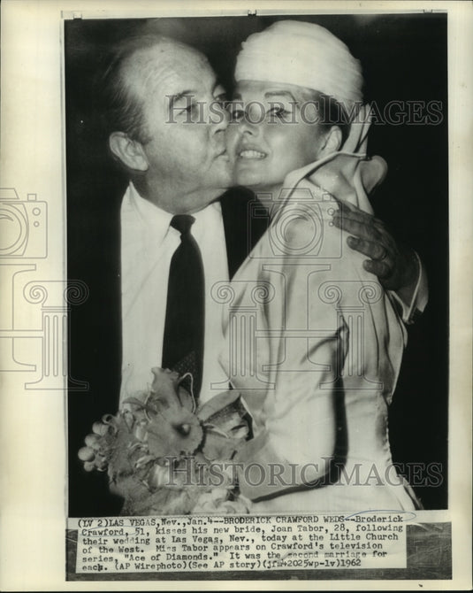 1962 Press Photo Broderick Crawford kissed his bride Joan Tabor, Las Vegas