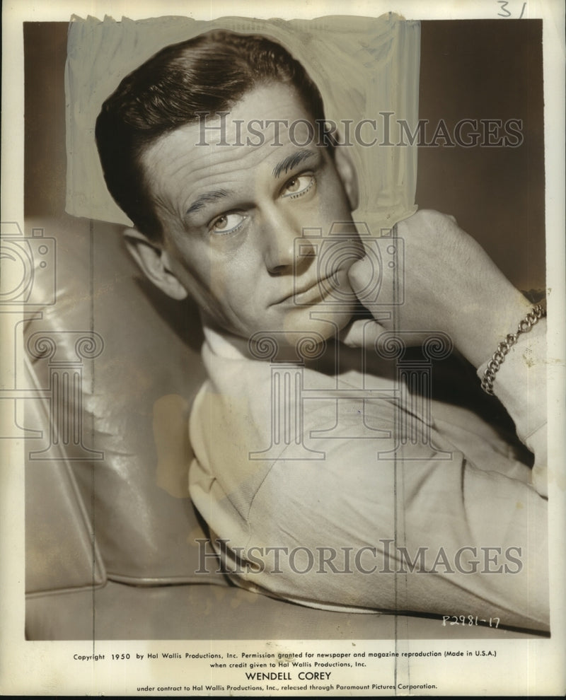 Load image into Gallery viewer, 1950 Press Photo Wendell Corey, Actor with Paramount Pictures - nop17779
