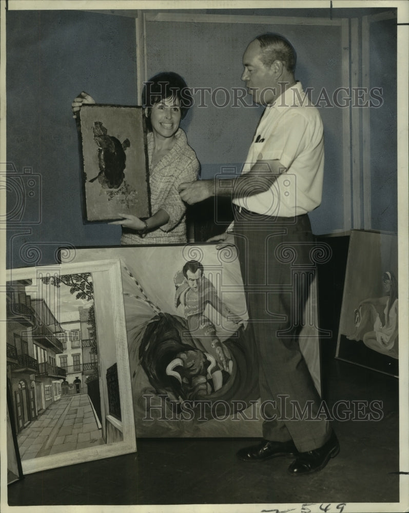 1966 Press Photo Mrs. Sam Menszner &amp; Joseph Daree getting ready for art exhibit