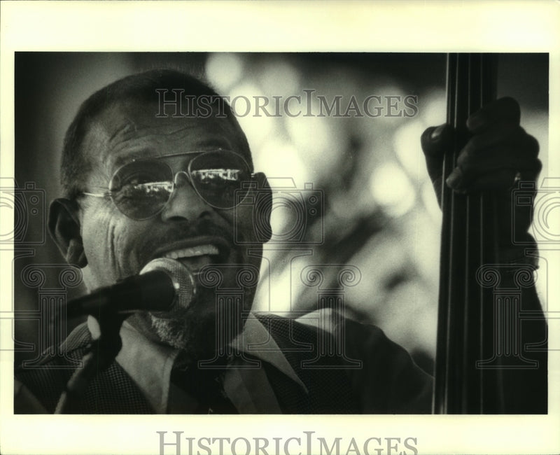 Load image into Gallery viewer, 1979 Press Photo Louis Cottrell's Jazz Band performing at New Orleans Hilton.
