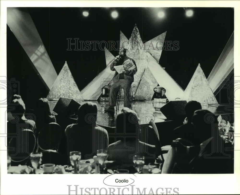 Press Photo Coolio, on stage with a book - nop18413- Historic Images