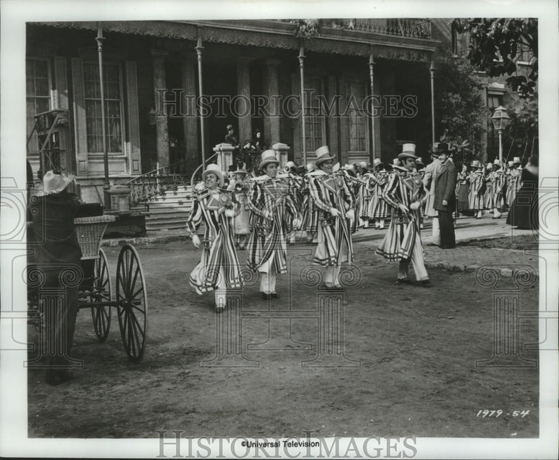 Load image into Gallery viewer, 1981 Press Photo Bing Crosby and Billy De Wolfe star in Dixie, a 1943 film.
