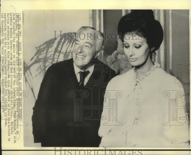 Load image into Gallery viewer, 1974 Press Photo Movie Director Vittorio de Sica With Actress Sophia Loren
