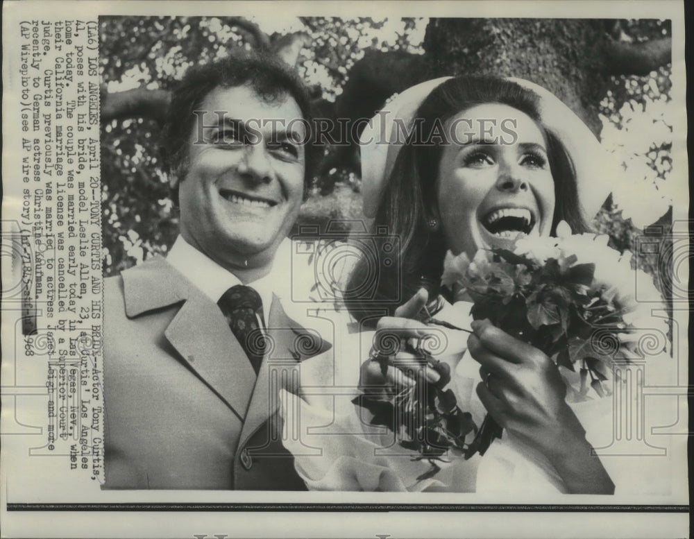 1968 Press Photo Tony Curtis and bride Leslie Allen shown at Tony Curtis' home
