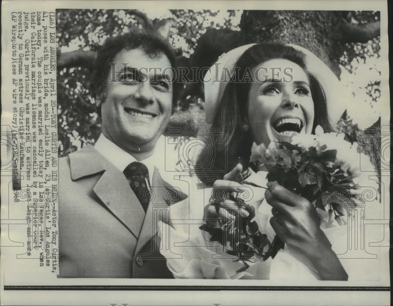 Load image into Gallery viewer, 1968 Press Photo Tony Curtis and bride Leslie Allen shown at Tony Curtis' home
