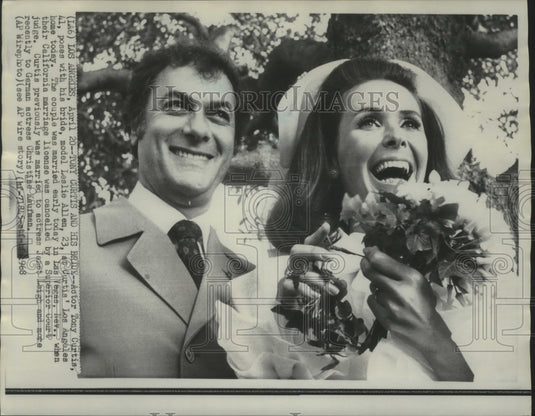 1968 Press Photo Tony Curtis and bride Leslie Allen shown at Tony Curtis' home