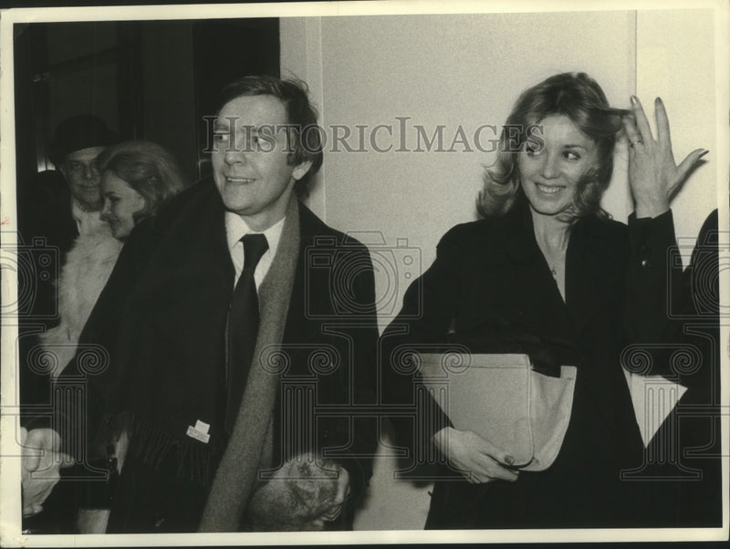 Load image into Gallery viewer, 1977 Press Photo Tom Courtenay and wife, Cheryl, at Otherwise Engaged opening.
