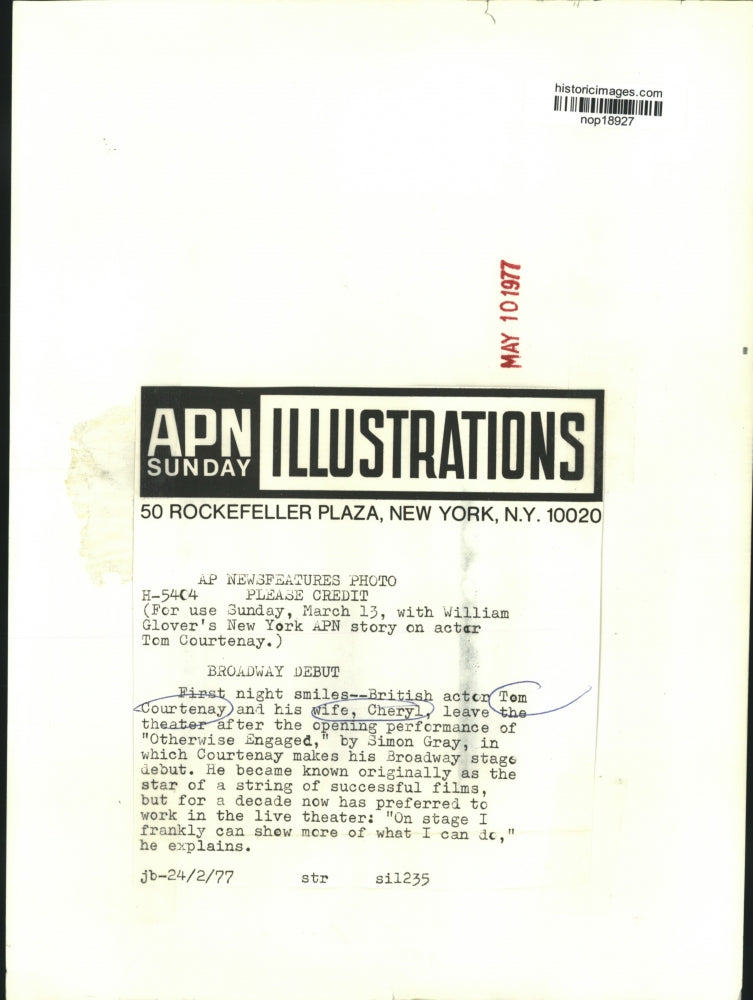 Load image into Gallery viewer, 1977 Press Photo Tom Courtenay and wife, Cheryl, at Otherwise Engaged opening.
