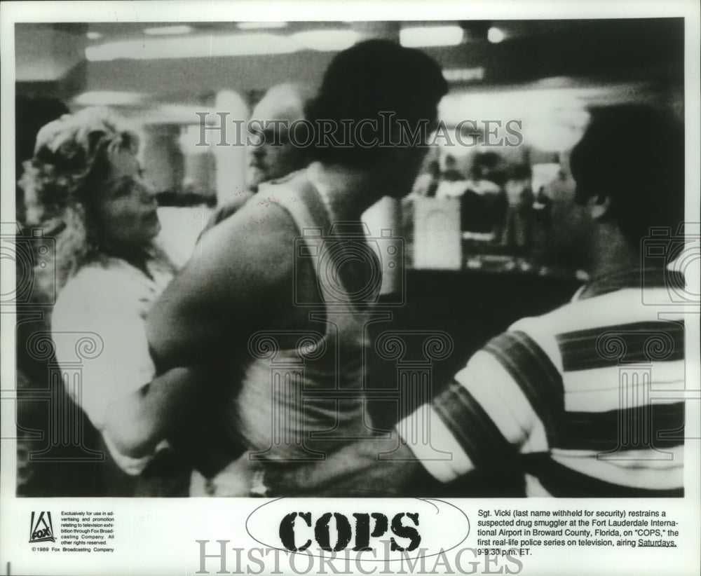 1989 Press Photo Sgt. Vicki restrains suspect in Fort Lauderdale on Cops, on Fox- Historic Images