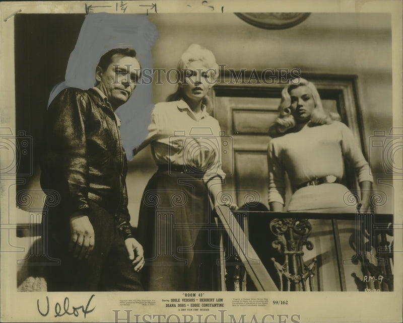 Load image into Gallery viewer, 1959 Press Photo Eddie Constantine and Diana Dors, "Room 43" - nop19146
