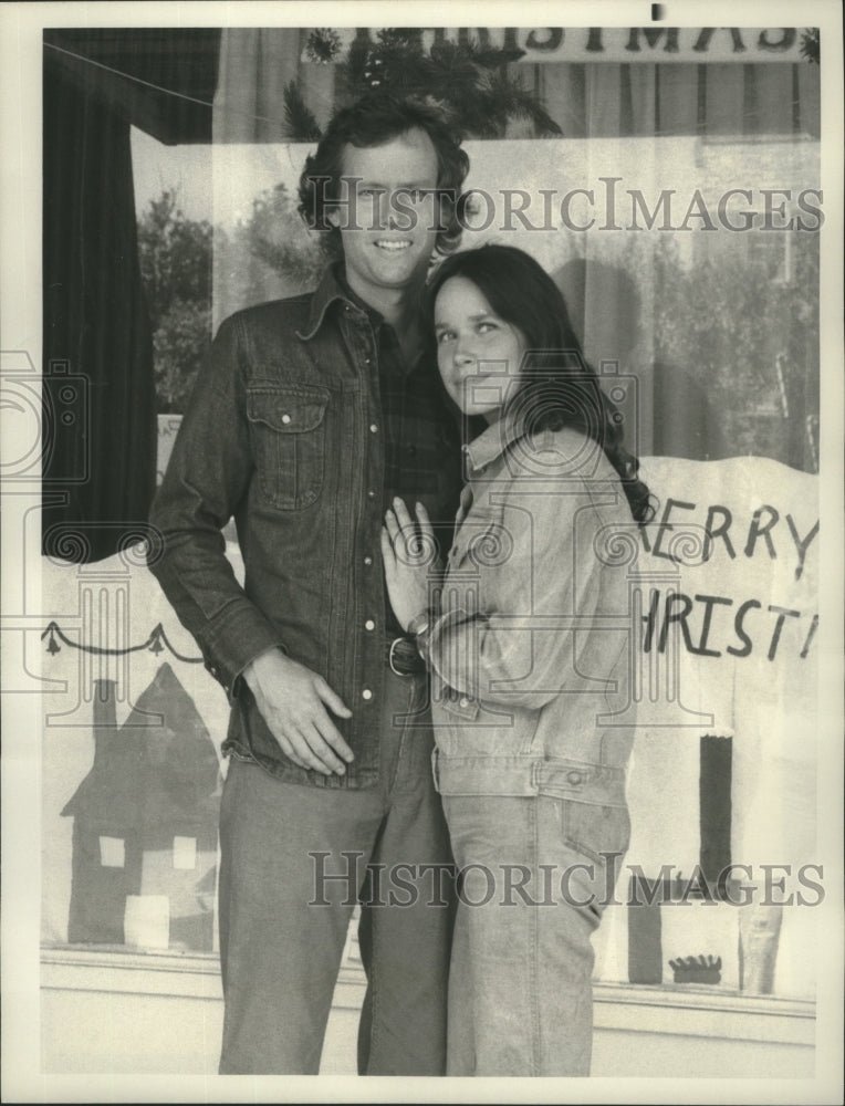 Load image into Gallery viewer, 1977 Press Photo Cliff DeYoung and Barbara Hershey "Sunshine Christmas"
