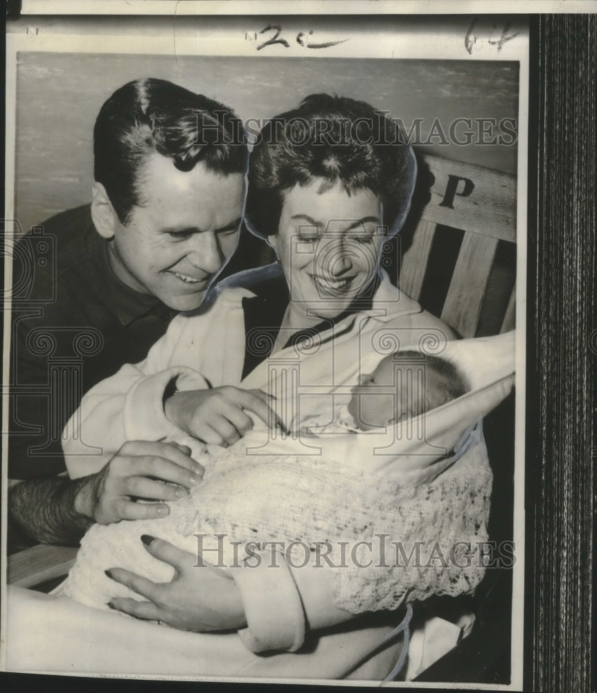 1957 Press Photo Jackie Cooper, daughter, Julie & wife, Barbara at hospital
