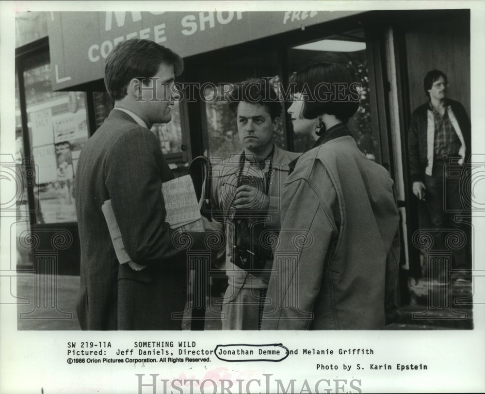 1986 Press Photo Director Jonathan Demme &amp; cast of Something Wild, Orion