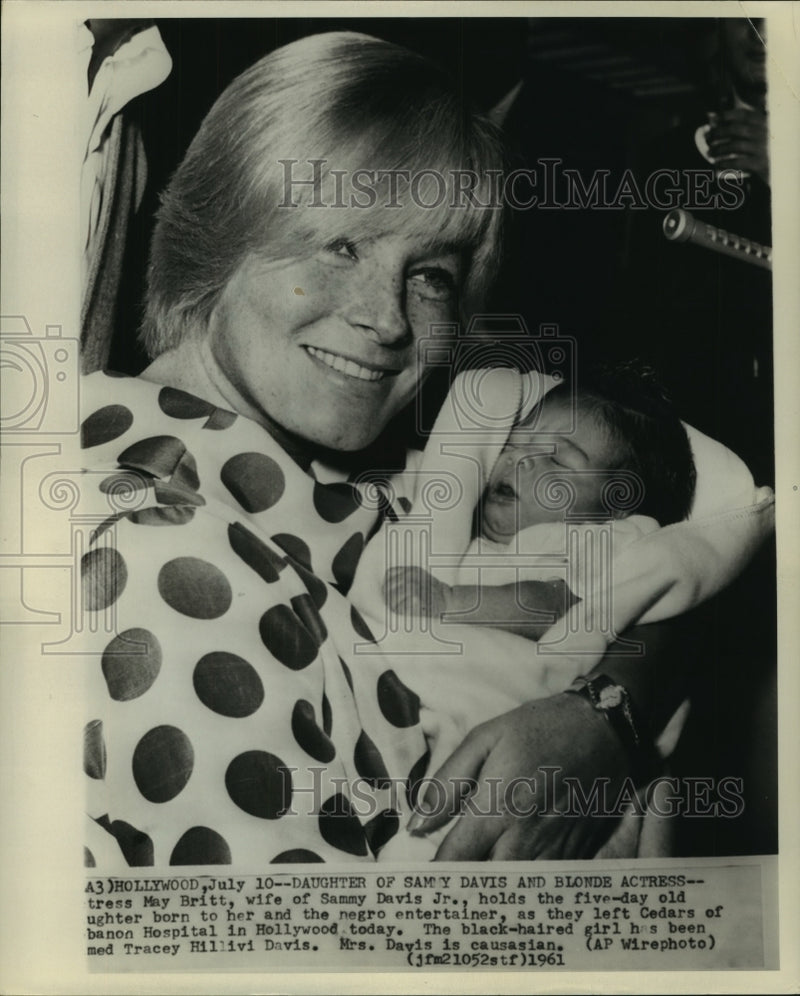 Load image into Gallery viewer, 1961 Press Photo Actress May Britt with baby daughter, Tracey Hillivi Davis.

